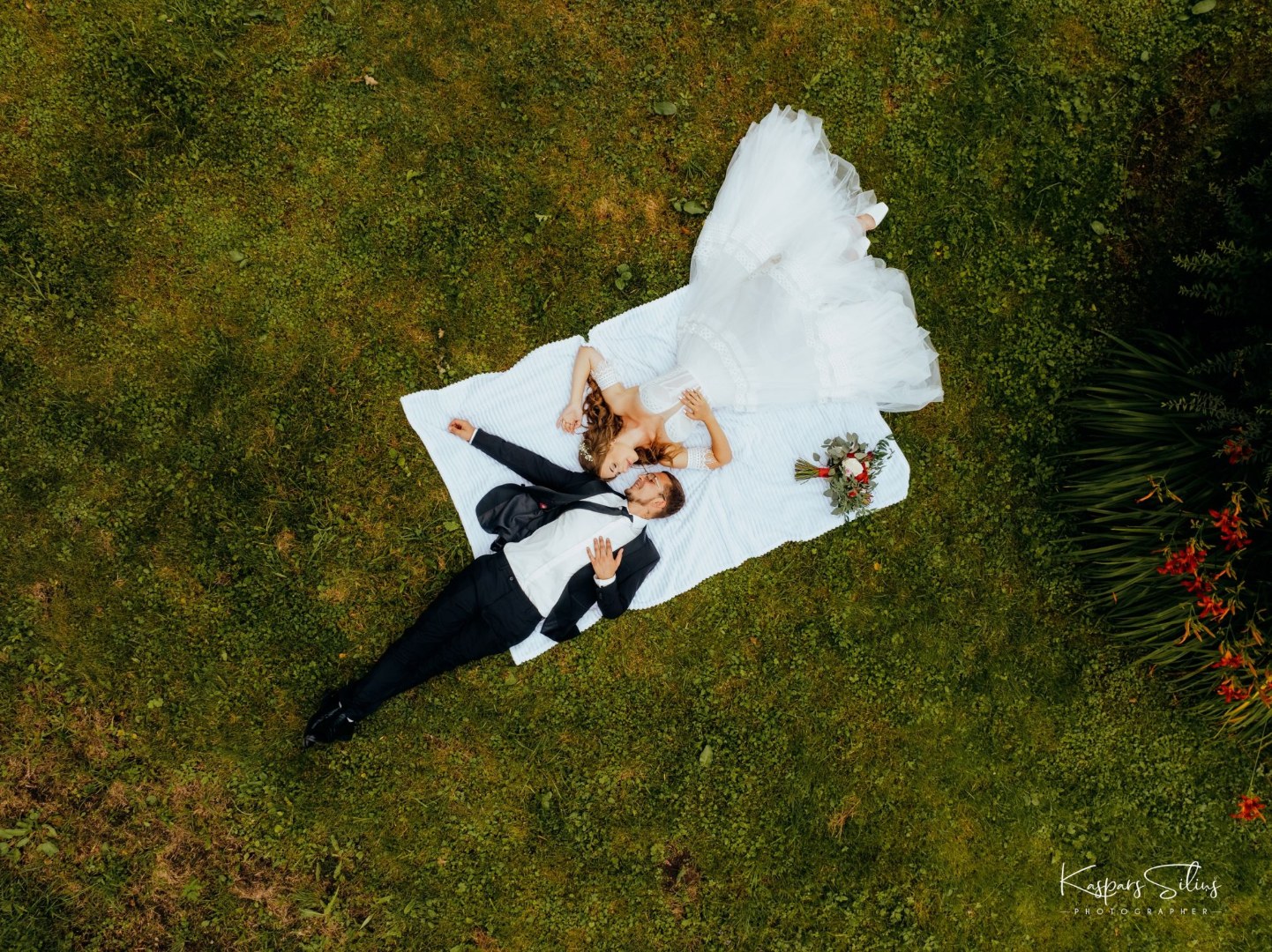 Līgava un līgavais - skats no augšas, fotogrāfēts ar dronu