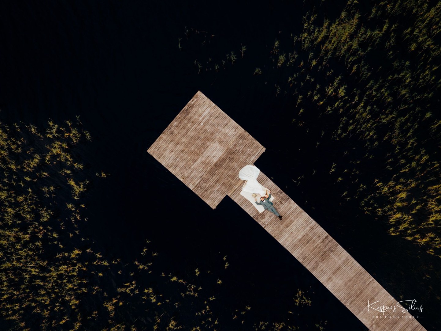 Kāzu pāris no augšas fotogrāfēts ar dronu uz laipas